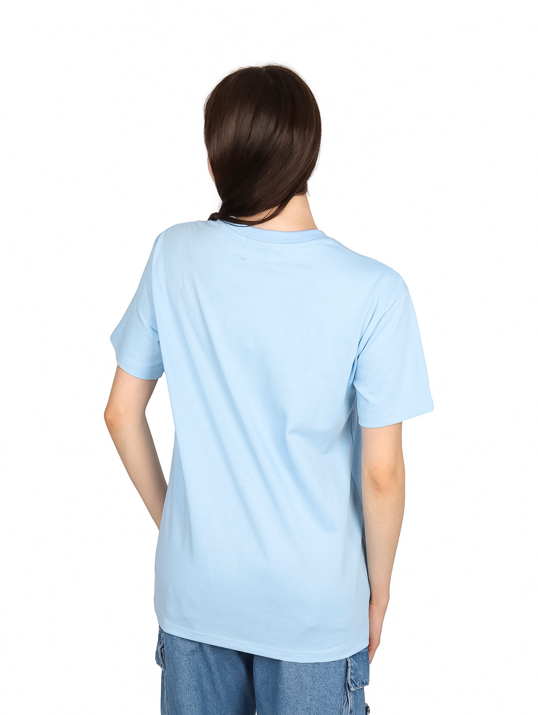 Mujer vistiendo playera azul cielo con estampado de letra W en el pecho.