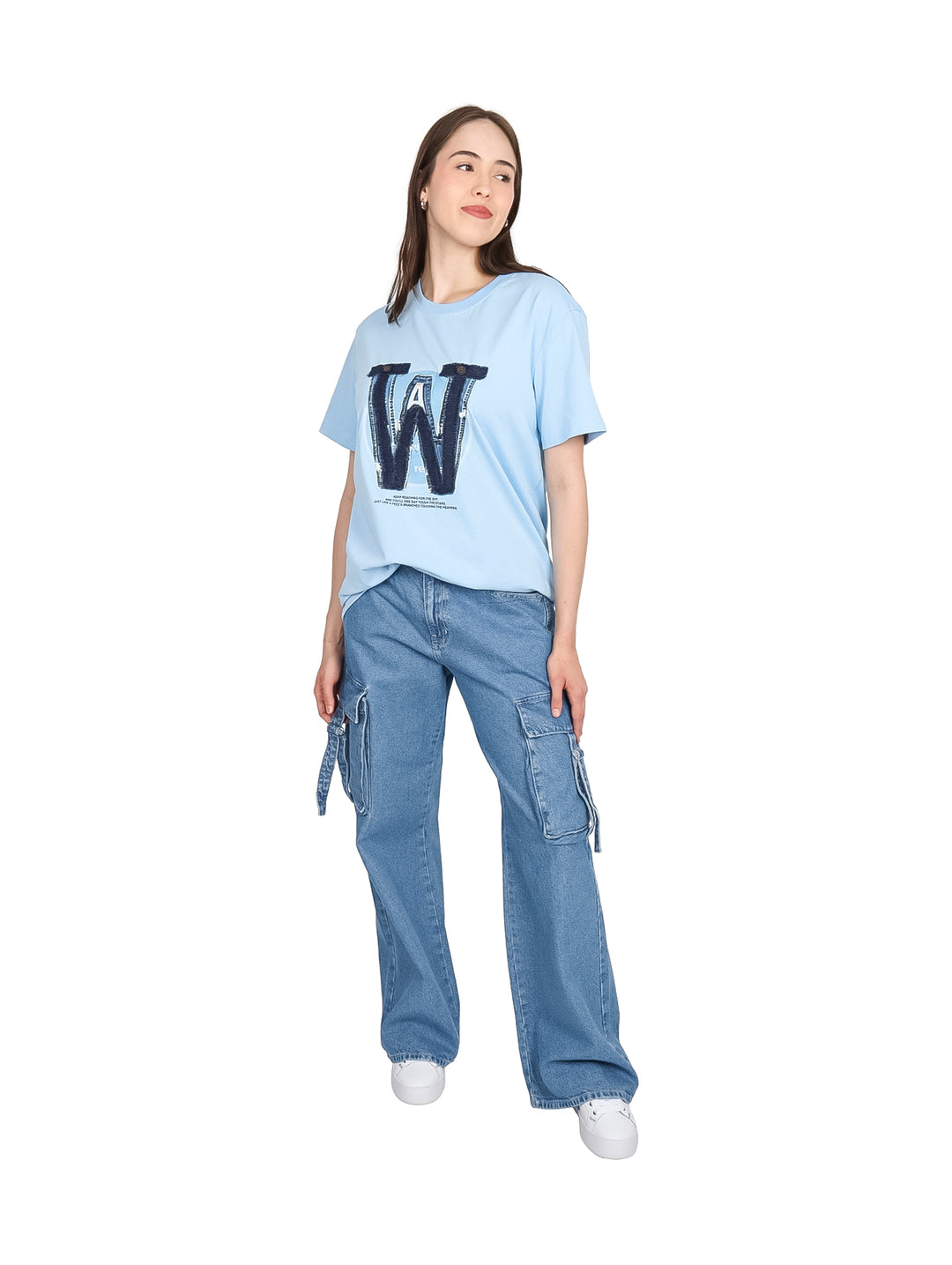 Mujer vistiendo playera azul cielo con estampado de letra W en el pecho.