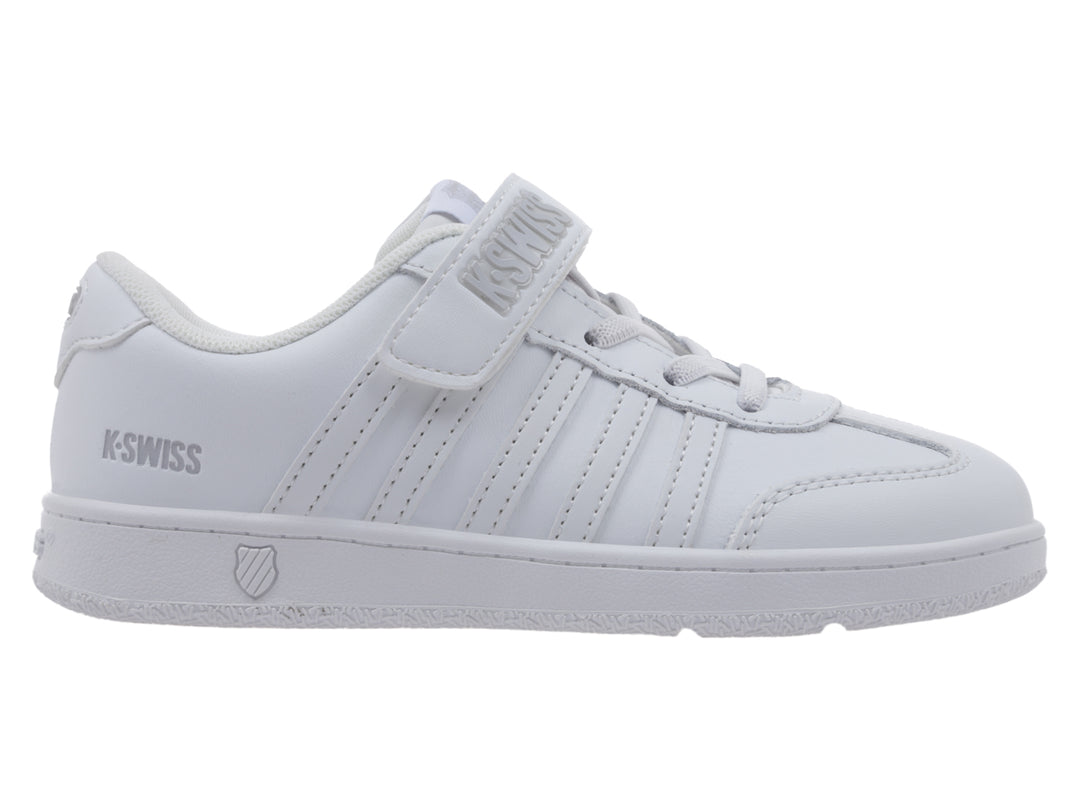 Tenis K-Swiss Francis Court color blanco para niño con cierre de velcro y agujetas.