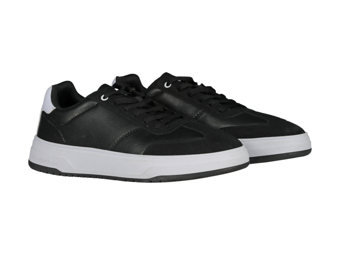 Tenis deportivos Charly en color negro con suela blanca y detalles minimalistas.