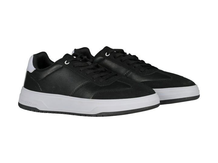 Tenis deportivos Charly en color negro con suela blanca y detalles minimalistas.