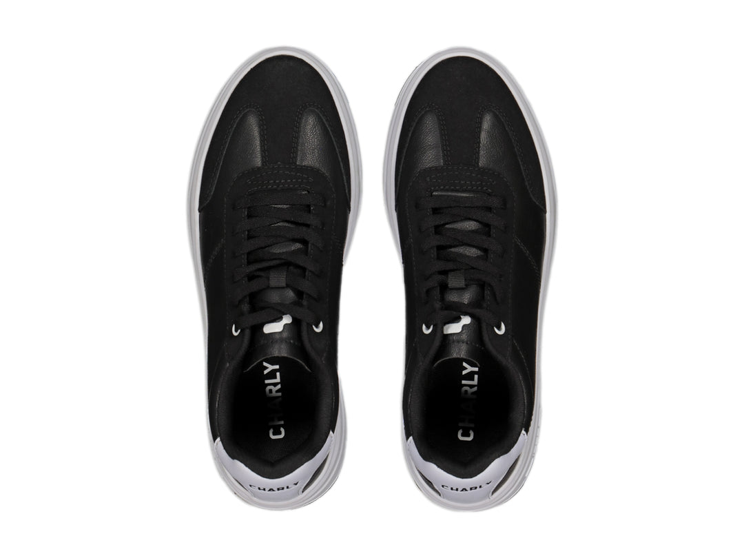 Tenis deportivos Charly en color negro con suela blanca y detalles minimalistas.