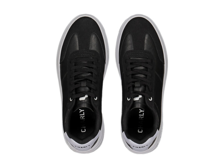 Tenis deportivos Charly en color negro con suela blanca y detalles minimalistas.