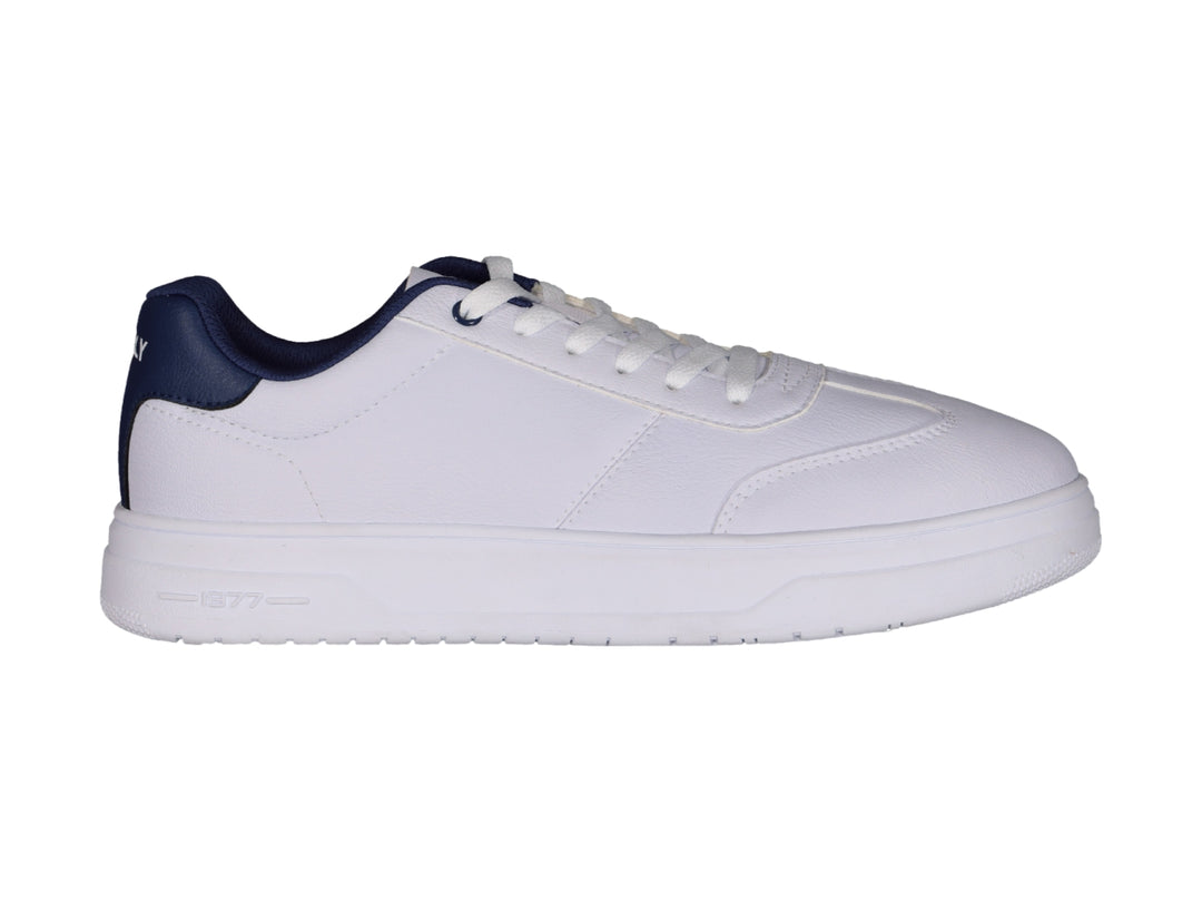 Tenis deportivos Charly de color blanco con detalles en azul marino en el talón y suela blanca.