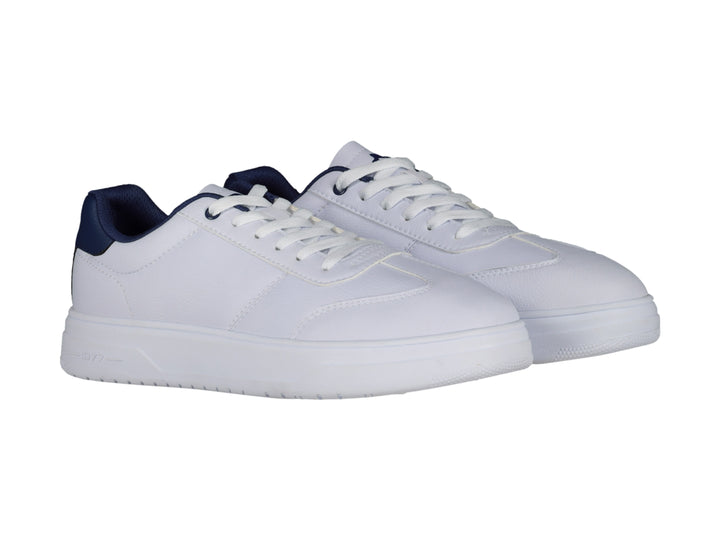 Tenis deportivos Charly de color blanco con detalles en azul marino en el talón y suela blanca.