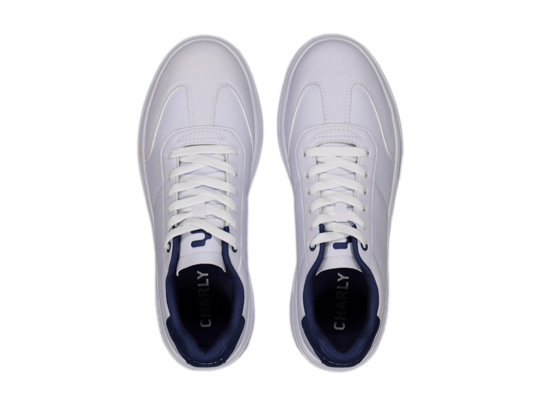 Tenis deportivos Charly de color blanco con detalles en azul marino en el talón y suela blanca.