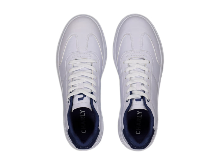 Tenis deportivos Charly de color blanco con detalles en azul marino en el talón y suela blanca.