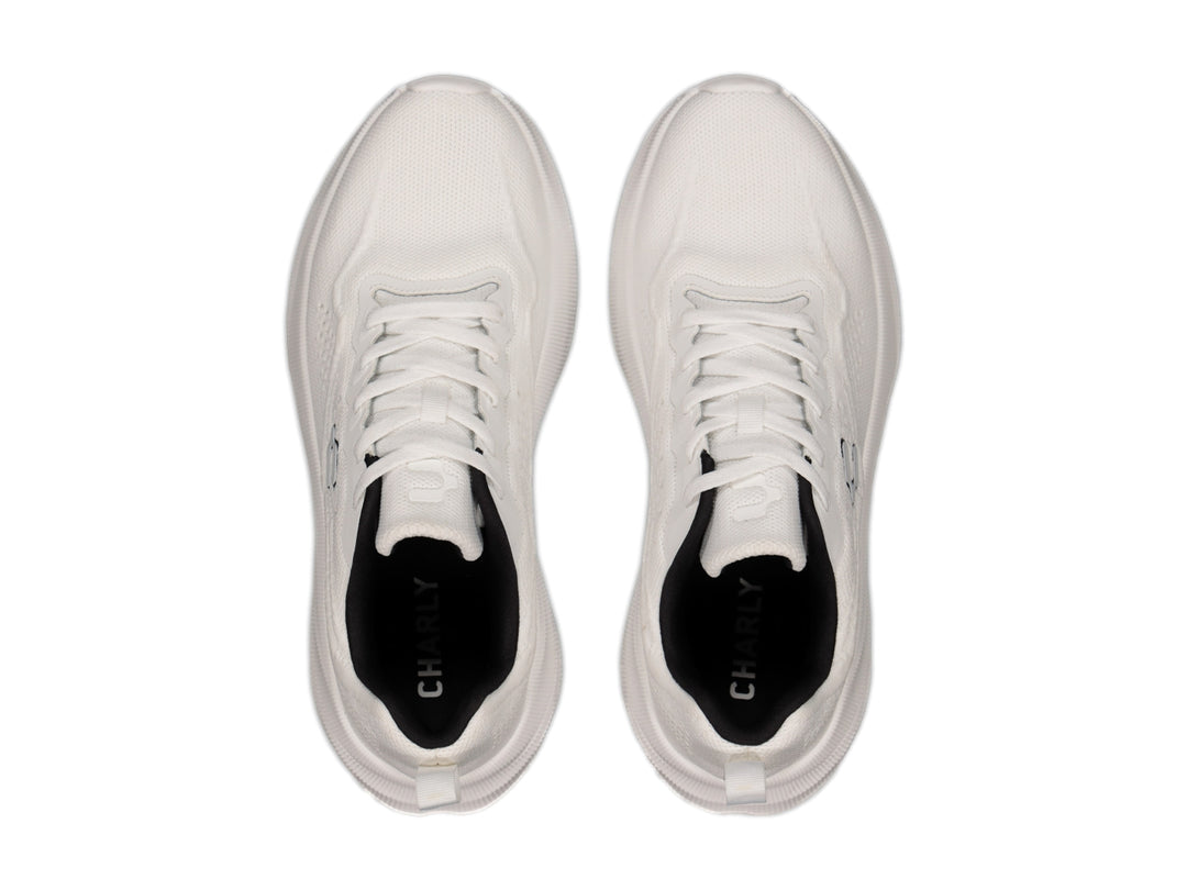 Tenis deportivos Charly de color blanco con detalles en negro y suela gruesa.