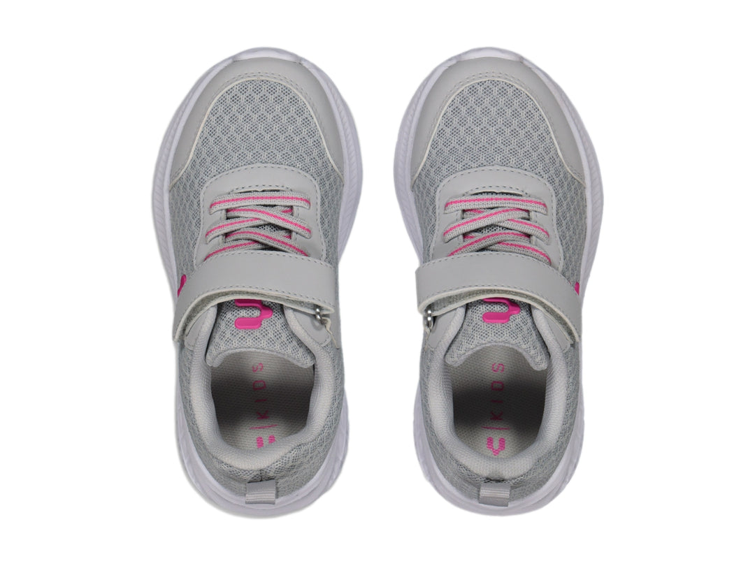Tenis deportivos Charly color gris con detalles en rosa y suela blanca.