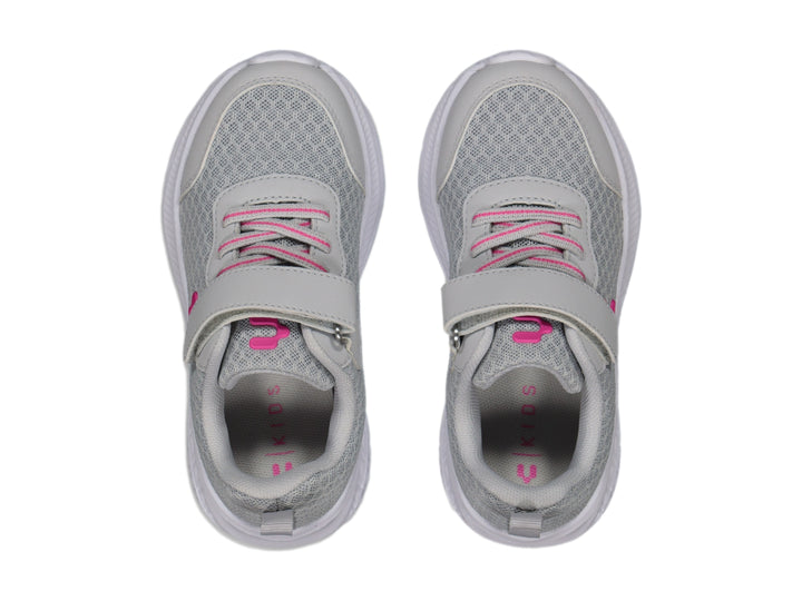 Tenis deportivos Charly color gris con detalles en rosa y suela blanca.