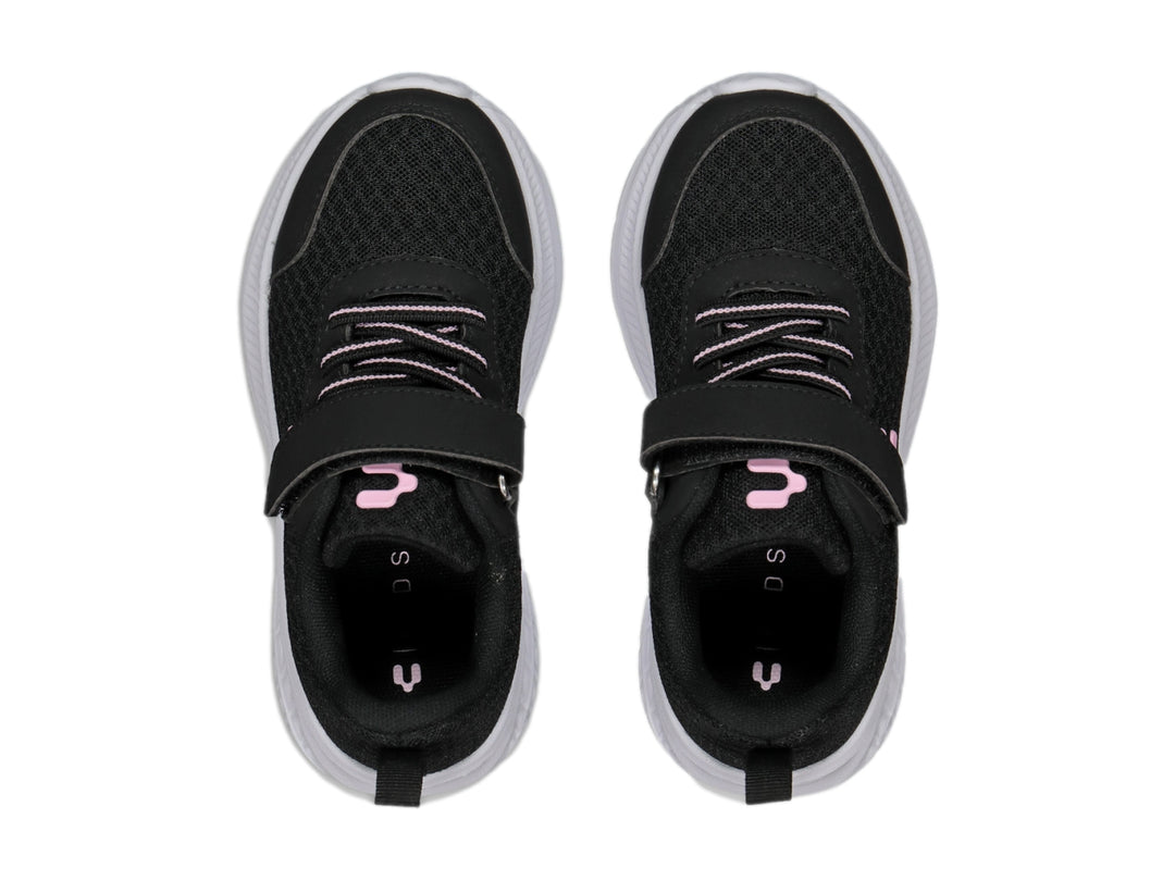 Tenis deportivos Charly para niño o niña en color negro con suela blanca y detalle rosa.