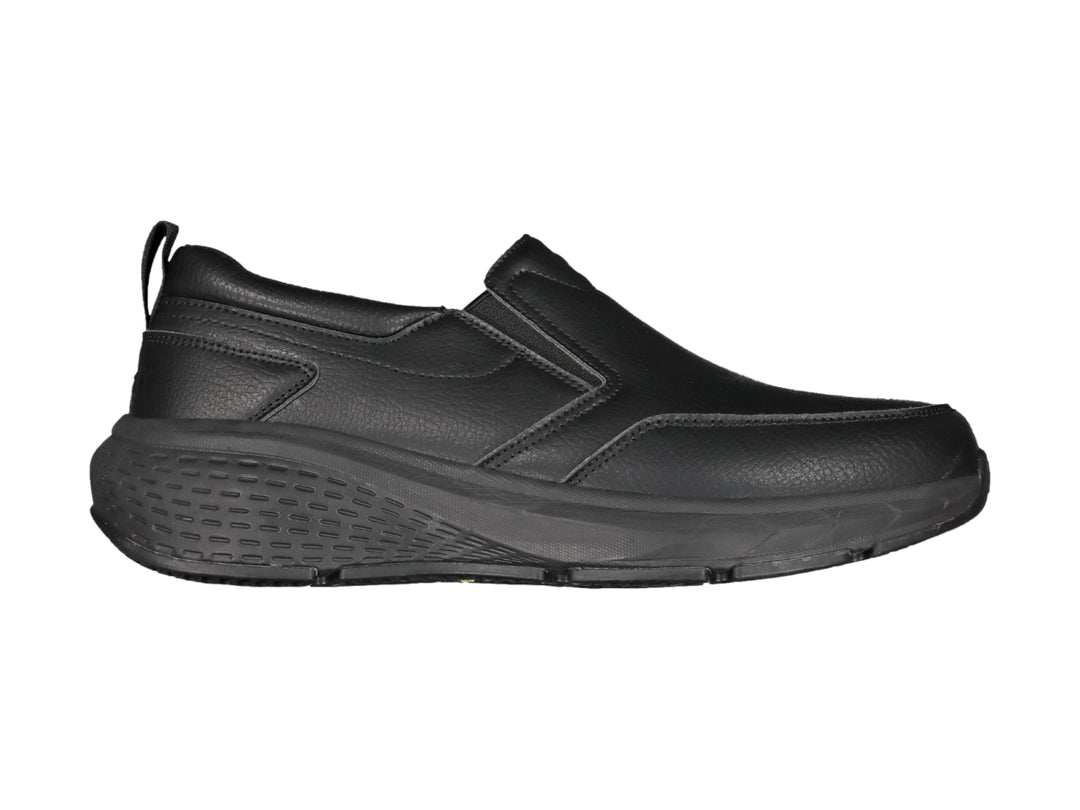 Zapato slip-on color negro con suela gruesa y acabado mate.