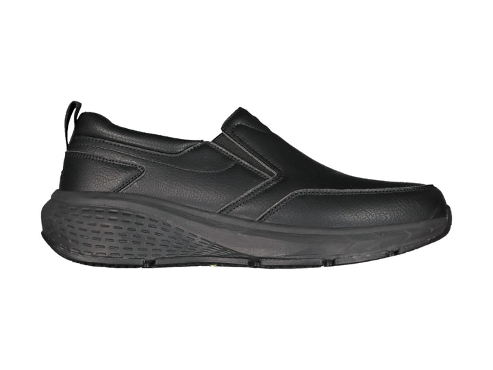 Zapato slip-on color negro con suela gruesa y acabado mate.