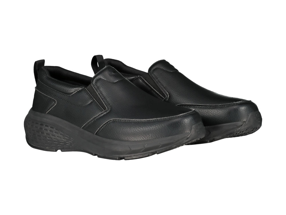 Zapato slip-on color negro con suela gruesa y acabado mate.