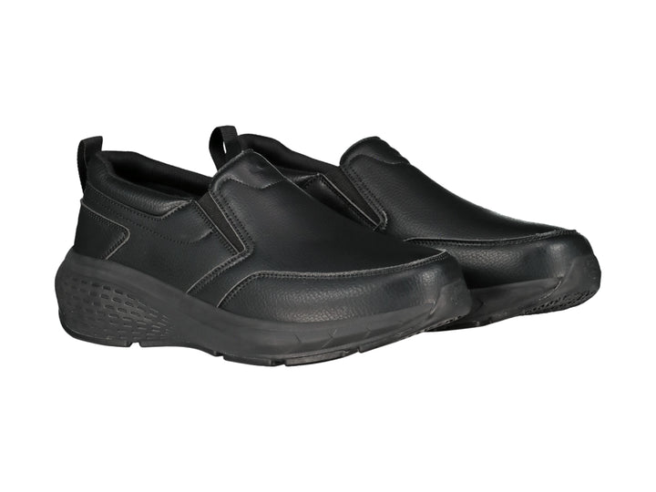 Zapato slip-on color negro con suela gruesa y acabado mate.