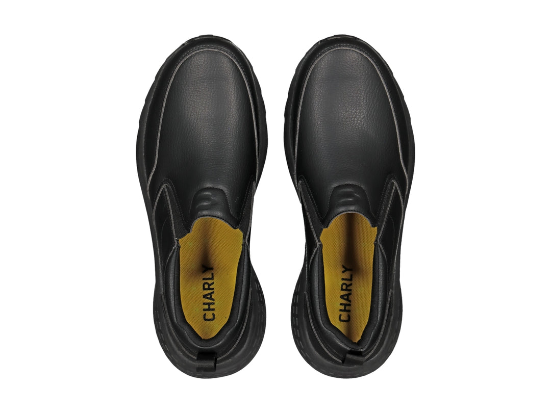 Zapato slip-on color negro con suela gruesa y acabado mate.