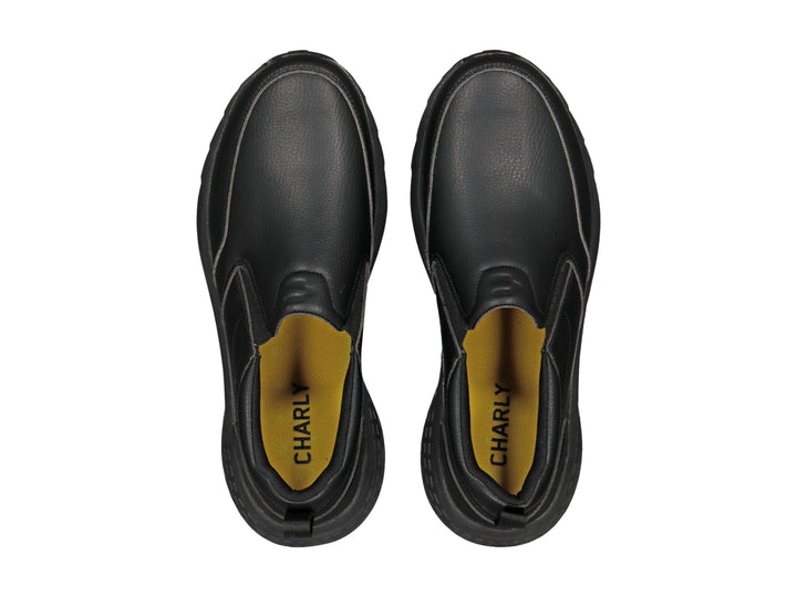 Zapato slip-on color negro con suela gruesa y acabado mate.