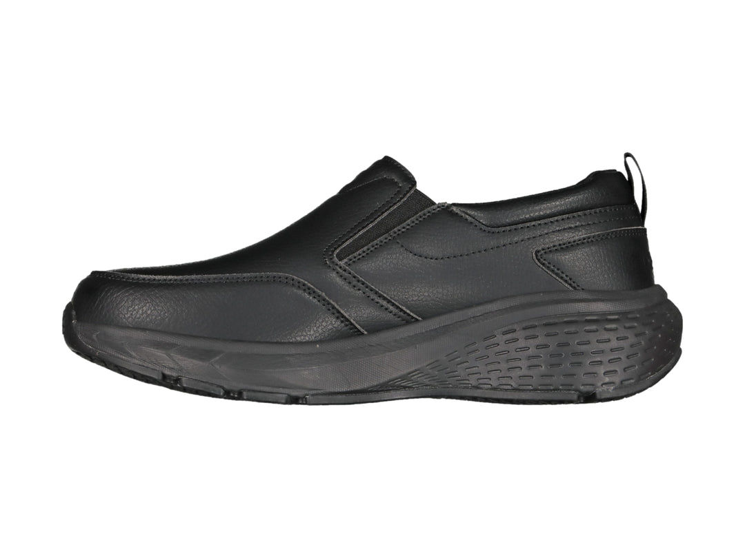 Zapato slip-on color negro con suela gruesa y acabado mate.