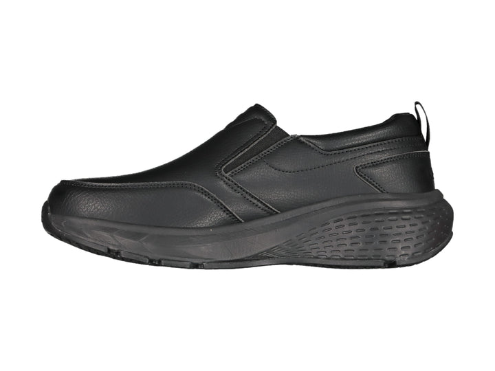 Zapato slip-on color negro con suela gruesa y acabado mate.