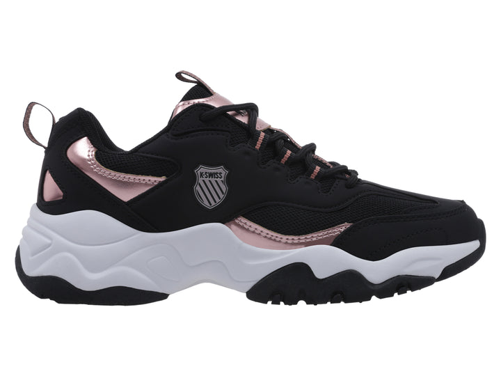 Tenis K-Swiss color negro con detalles en bronce y suela blanca gruesa para mujer.