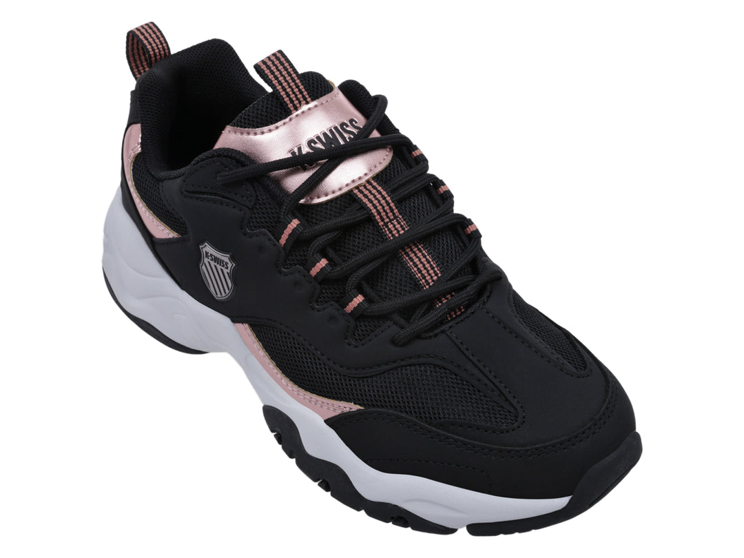 Tenis K-Swiss color negro con detalles en bronce y suela blanca gruesa para mujer.