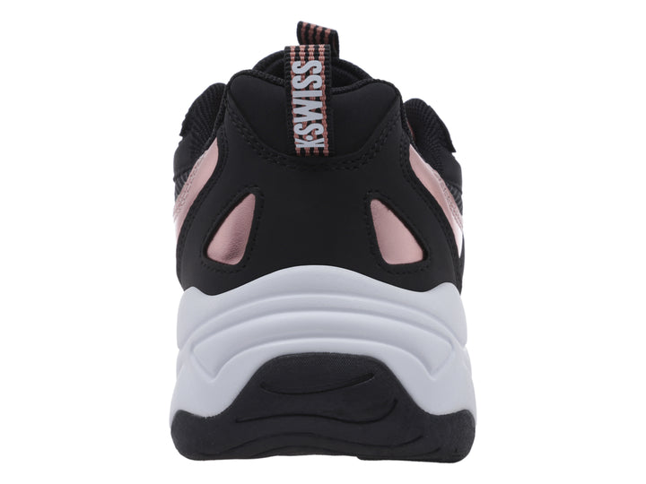 Tenis K-Swiss color negro con detalles en bronce y suela blanca gruesa para mujer.