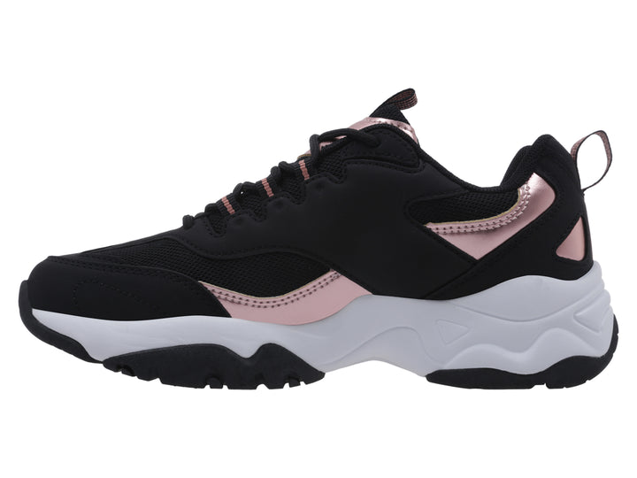 Tenis K-Swiss color negro con detalles en bronce y suela blanca gruesa para mujer.