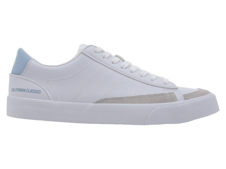 Tenis K-Swiss blancos de corte bajo con detalles en azul claro y gris y suela blanca.