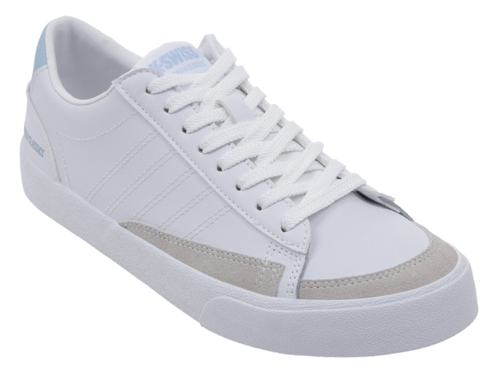 Tenis K-Swiss blancos de corte bajo con detalles en azul claro y gris y suela blanca.