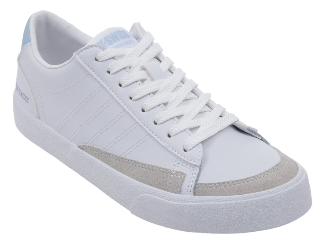 Tenis K-Swiss blancos de corte bajo con detalles en azul claro y gris y suela blanca.