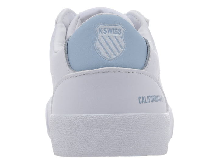 Tenis K-Swiss blancos de corte bajo con detalles en azul claro y gris y suela blanca.