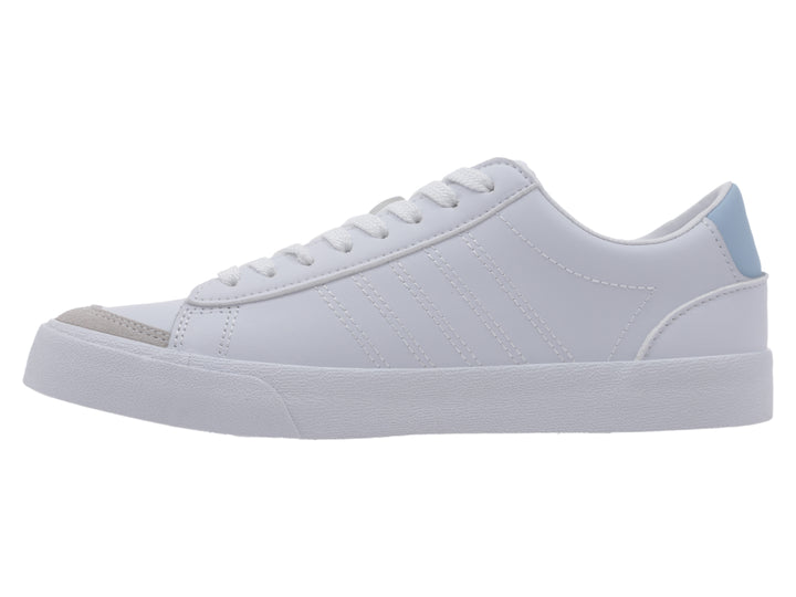 Tenis K-Swiss blancos de corte bajo con detalles en azul claro y gris y suela blanca.