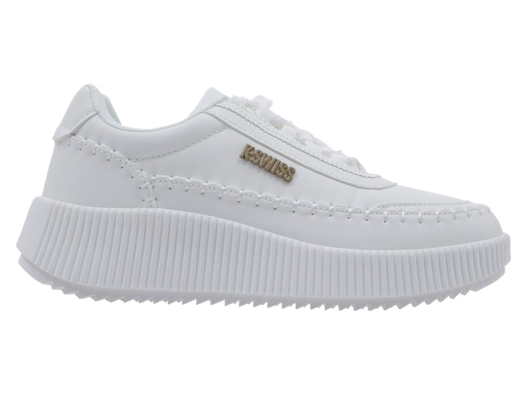 Tenis blancos K-Swiss con suela de plataforma acanalada y logo dorado lateral.