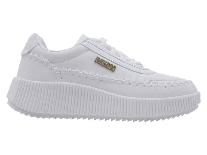Tenis blancos K-Swiss con suela de plataforma acanalada y logo dorado lateral.