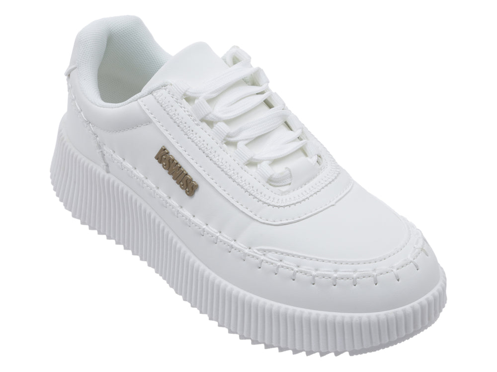 Tenis blancos K-Swiss con suela de plataforma acanalada y logo dorado lateral.