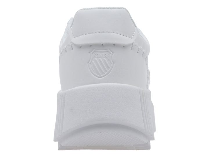 Tenis blancos K-Swiss con suela de plataforma acanalada y logo dorado lateral.