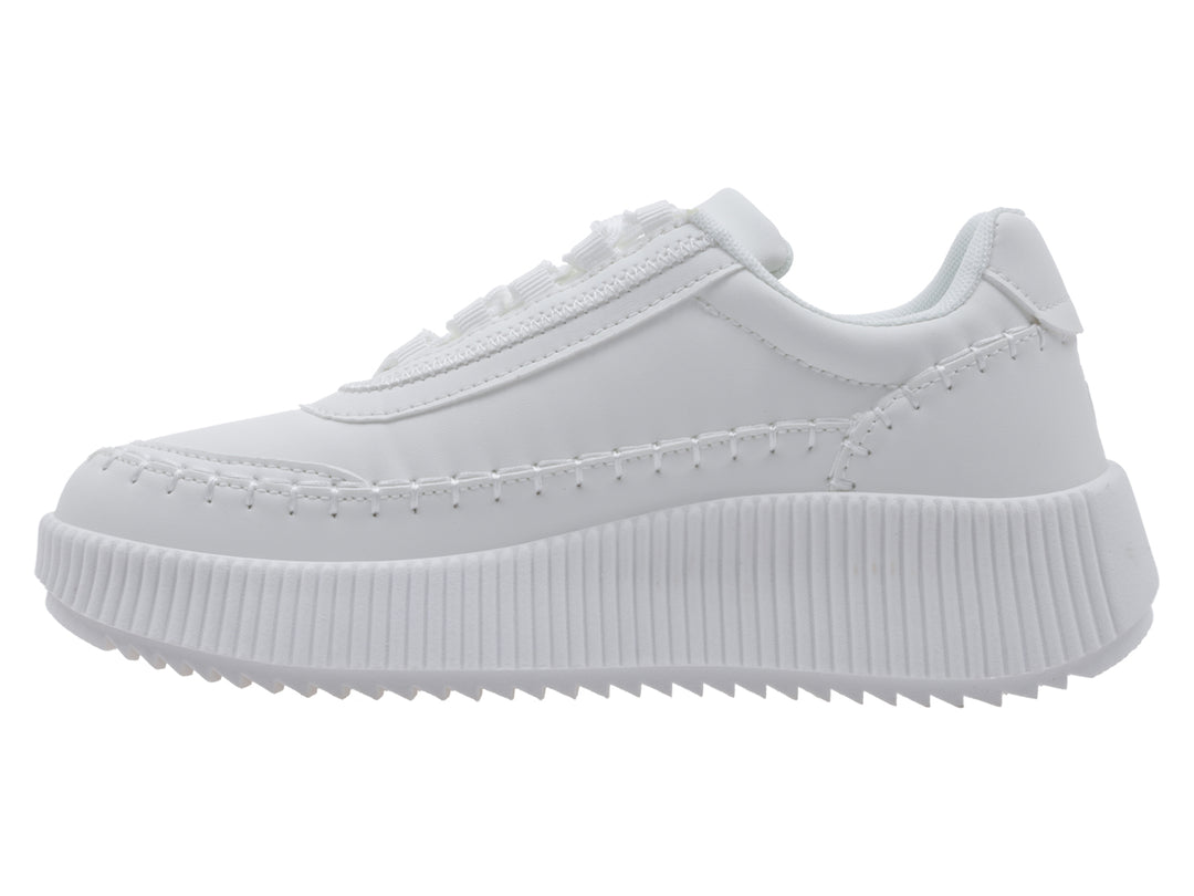 Tenis blancos K-Swiss con suela de plataforma acanalada y logo dorado lateral.