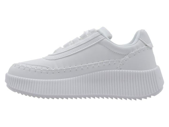 Tenis blancos K-Swiss con suela de plataforma acanalada y logo dorado lateral.