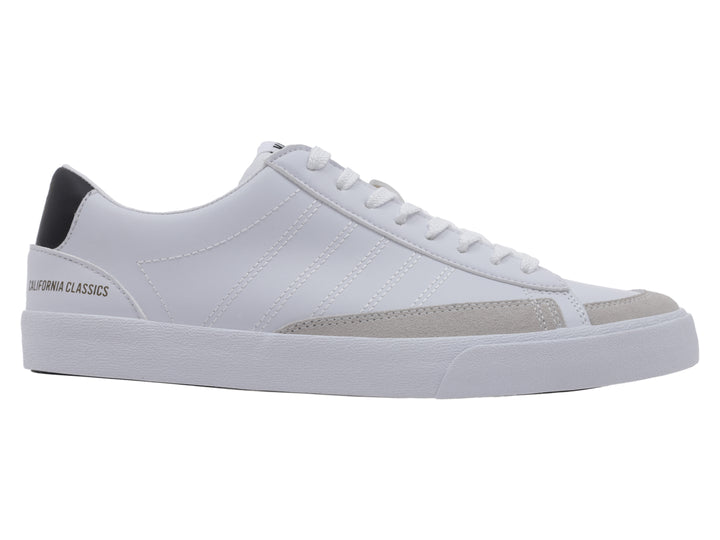 Tenis K-Swiss blancos de corte bajo con detalles en negro y gris, diseño casual y deportivo.
