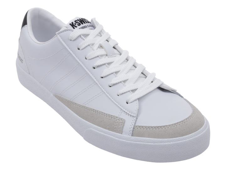 Tenis K-Swiss blancos de corte bajo con detalles en negro y gris, diseño casual y deportivo.