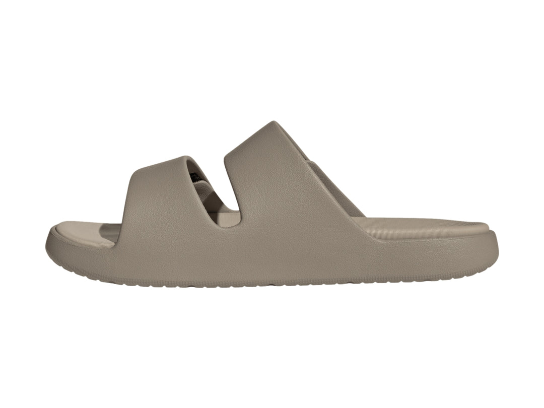 Sandalia Adidas de color marrón con dos correas y suela Cloudfoam.