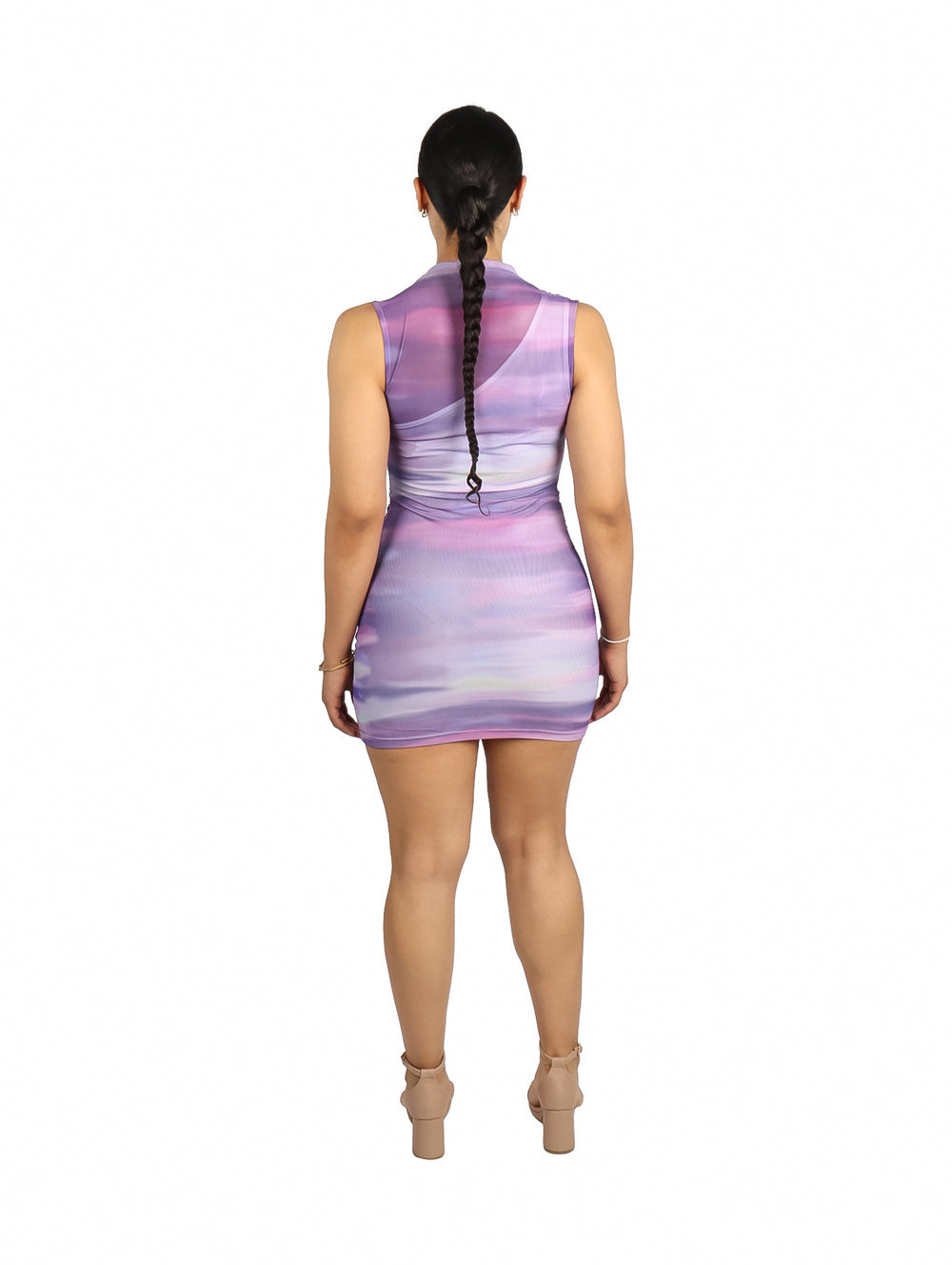 Mujer con vestido corto ajustado en tonos morados con efecto degradado y cuello alto.