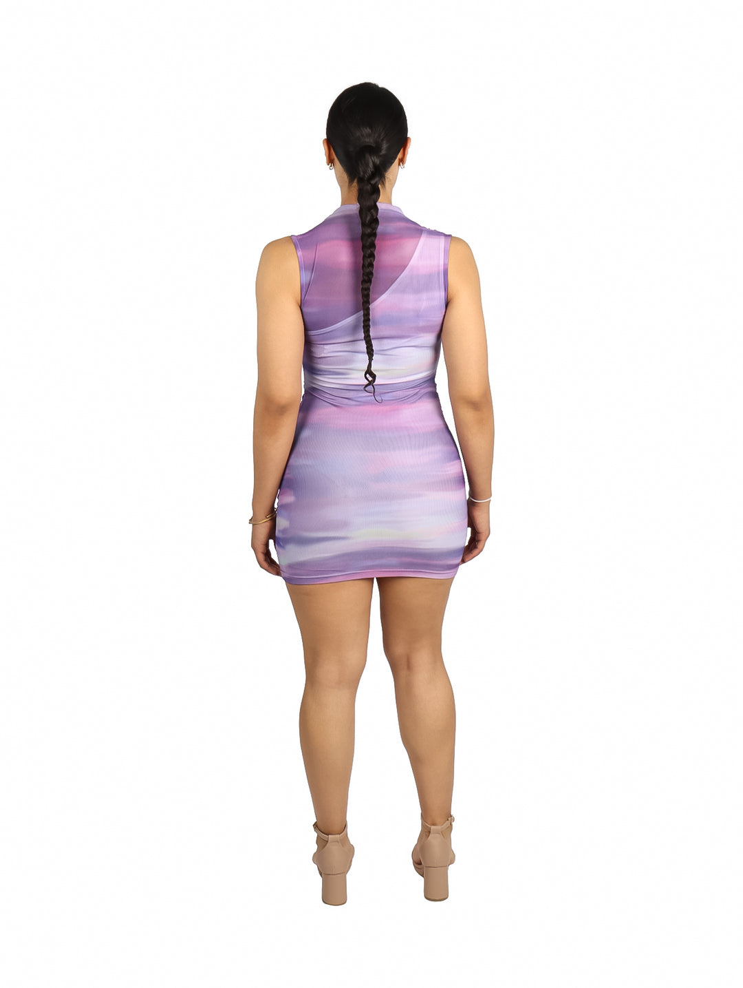 Mujer con vestido corto ajustado en tonos morados con efecto degradado y cuello alto.