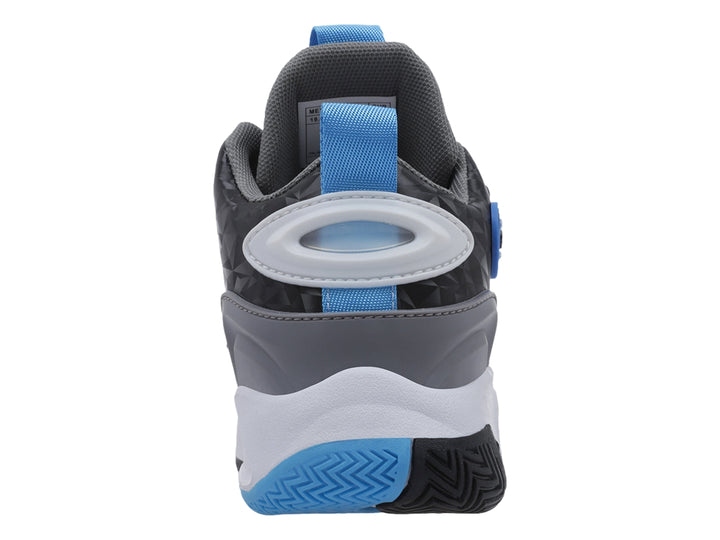 Tenis deportivos de bota para niño en colores negro, blanco y azul de la marca Lotto.