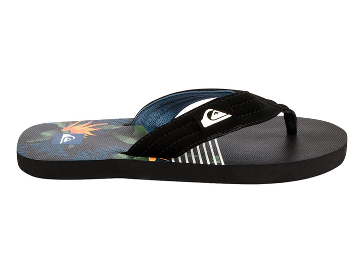 Sandalias Quiksilver negras con estampado tropical en el talón y correa negra con logo blanco.