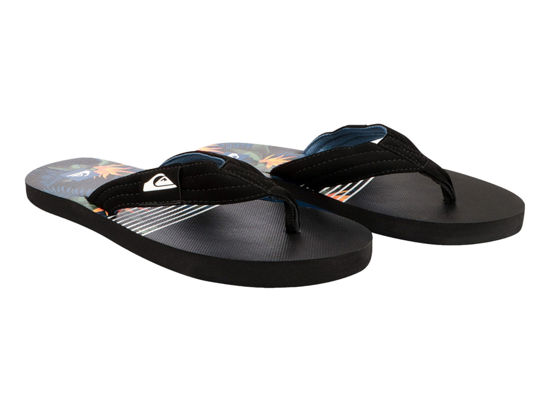 Sandalias Quiksilver negras con estampado tropical en el talón y correa negra con logo blanco.