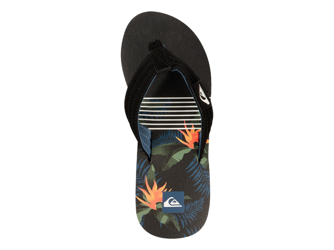 Sandalias Quiksilver negras con estampado tropical en el talón y correa negra con logo blanco.