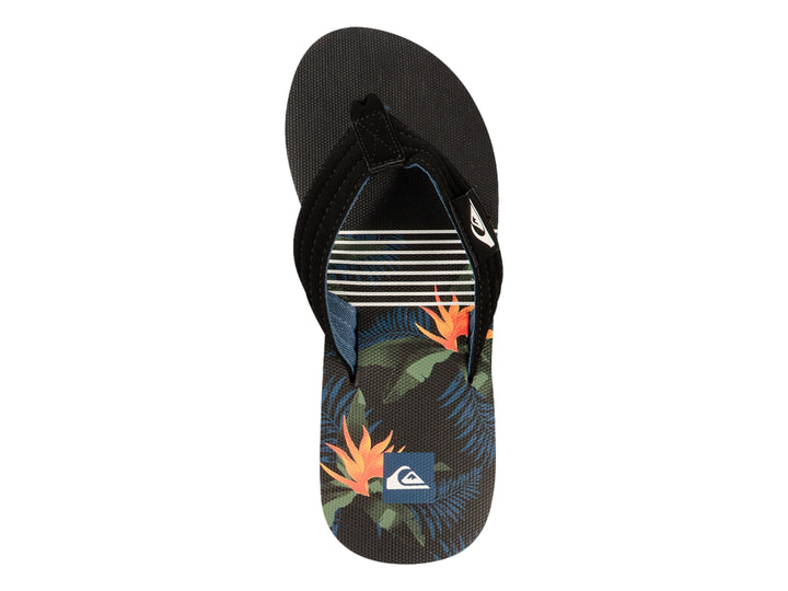 Sandalias Quiksilver negras con estampado tropical en el talón y correa negra con logo blanco.