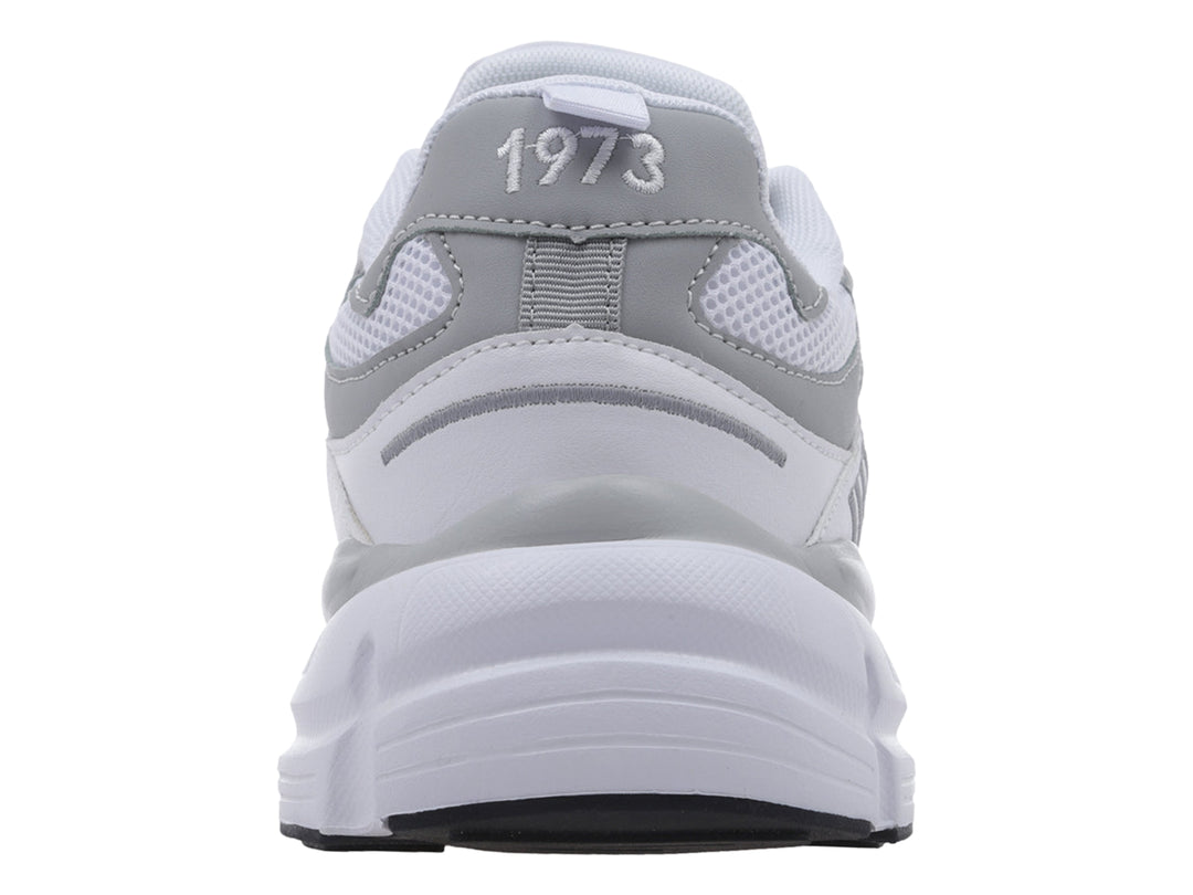 Tenis deportivos Lotto color blanco y gris con suela blanca y detalles en malla.