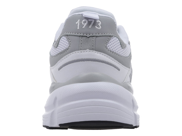 Tenis deportivos Lotto color blanco y gris con suela blanca y detalles en malla.
